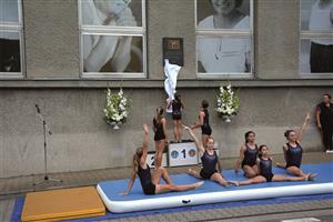 Gymnastka Zdenka Veřmiřovská, kopřivnická rodačka, se dočkala nejen odhalení pamětní desky, ale i čestného občanství.