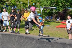 Slavnostní otevření nově dokončeného pumptracku doplnily exhibice zkušených jezdců.