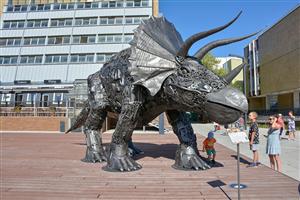 Triceratops Jindra vyrobený ze železného šrotu se na Novém náměstí zdržel jen krátce, ale byl velkou atrakcí.