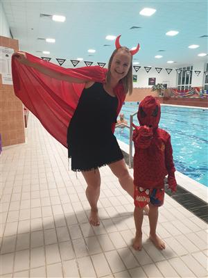 Plavecká soutěž měst se soutěží o nej kostým 1