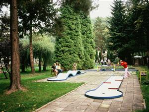 Minigolf na letním koupališti