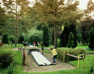 Minigolf na letním koupališti