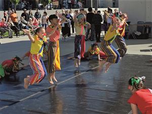 Součástí nedělního programu byla i dvouhodinová prezentace žáků ZUŠ Zdeňka Buriana.