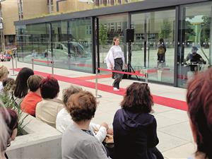 Vrcholem sobotní módní přehlídky byly modely přední české návrhářky Heleny Bedrnové.