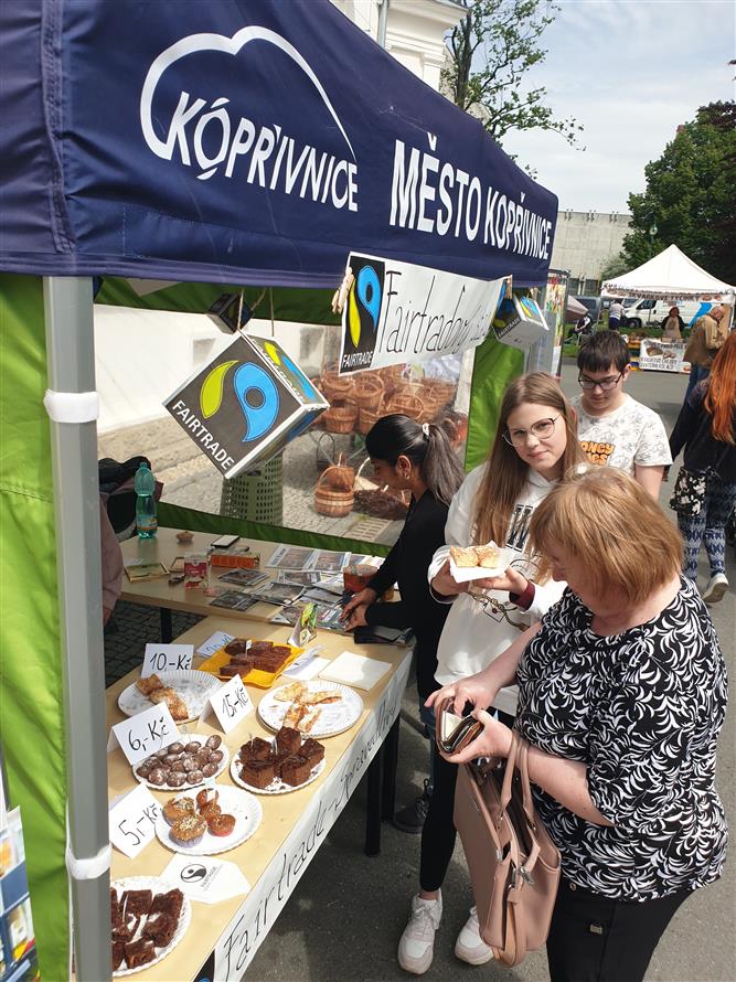 Fairtradový stan na květnovém farmářském trhu 12