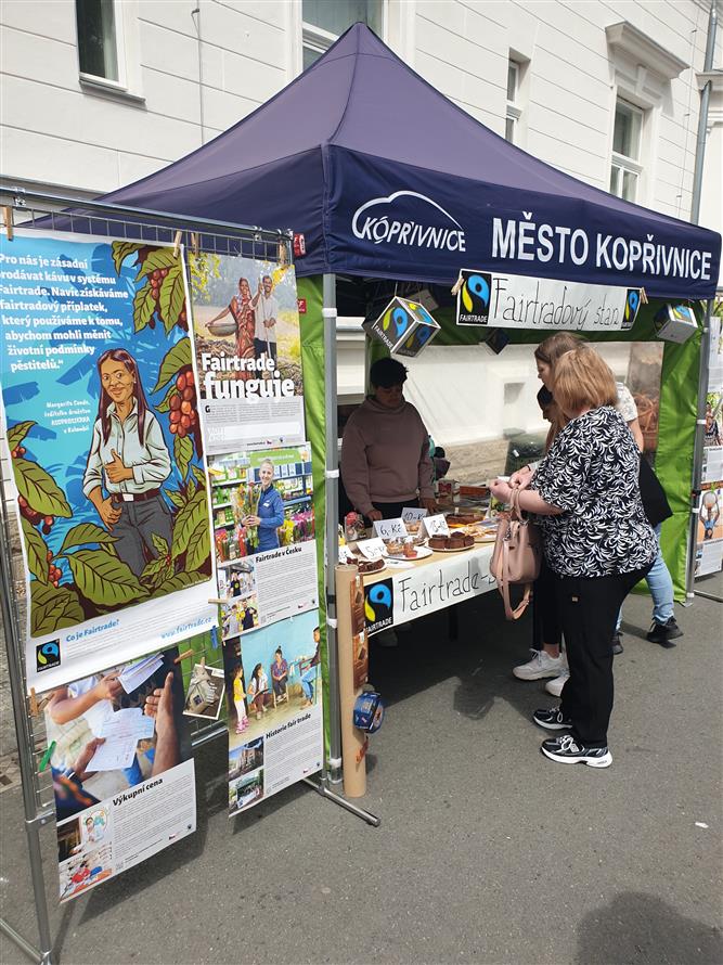 Fairtradový stan na květnovém farmářském trhu 11