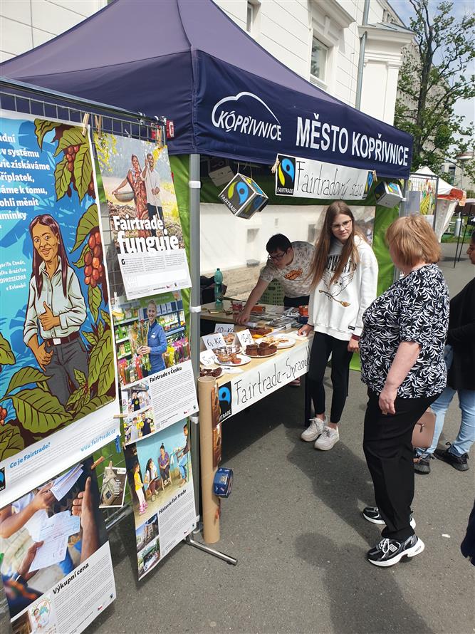 Fairtradový stan na květnovém farmářském trhu 10
