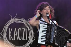 Program Bartolomějského večera letos zahajovala písničkářka Kaczi se svými Beskydy inspirovanými skladbami. FOTO NA STRANĚ: DAVID MACHÁČEK