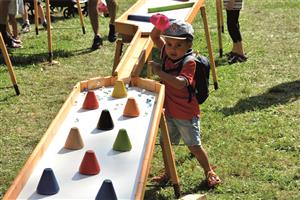 Kuličková dráha v sadu E. Beneše byla v neustálém obležení dětí, stejně jako originální hry Jiřího Šebesty.