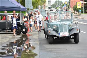 Ke kopřivnické pouti už léta neodmyslitelně patří možnost projížďky v tatrováckých veteránech ulicemi města i Tatrou.