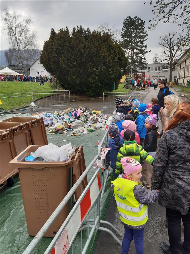 Den Země v Sadu E. Beneše