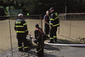 Ani poté, co voda opadla, práce hasičských jednotek neskončila. Pokračovali čerpáním vody ze sklepů domů i lagun, které povodeň vytvořila na zahradách. FOTO: DAVID MACHÁČEK