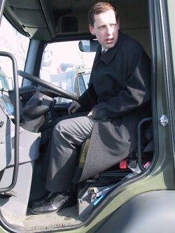 Premiér Stanislav Gross si na polygonu vyzkoušel prototyp pro armádu navrženého středního nákladního automobilu.<br/> 
FOTO: DAVID MACHÁČEK