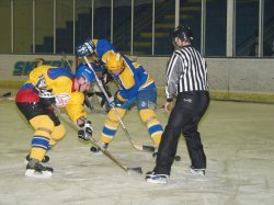 Kopřivničtí hokejisté dokázali porazit na domácí půdě lídra kvalifikační skupiny z Nedvědice. Po tomto buly zahájili hosté jednu ze svých přesilových her.<br/>
FOTO: LUBOSLAV KAPSA