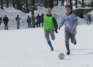 Příborského Michala Kabáta se snaží dostihnout útočník Kopřivnice Marek Macíček. Ten se v tomto přípravném utkání v útoku moc neprosadil. <br/>
FOTO: JANA FEILHAUEROVÁ