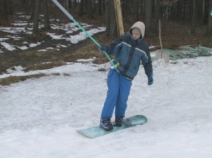 Sníh z místní sjezdovky v minulém týdnu rychle mizel, i přesto si někteří nadšenci víkendové  ježdění na Červeném kameni nenechali ujít.<br/>
FOTO: DAVID MACHÁČEK