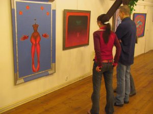 Účastníci páteční vernisáže si prohlížejí část obrazů Karla Lepíka. Malířova díla budou na Fojtství k vidění ještě víc jak měsíc.<br/>
FOTO: DAVID MACHÁČEK