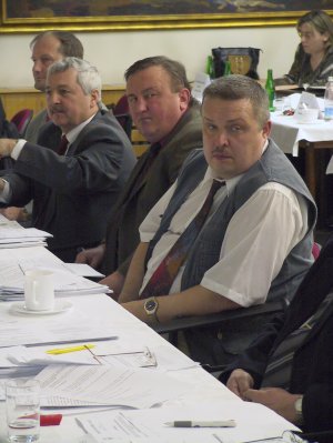 Přes prvotní prohlášení o připravenosti rezignovat zůstává Lumír Pospěch (v popředí) zastupitelem. Jeho kolegové mu zánik mandátu nevyslovili.<br/>FOTO: DAVID MACHÁČEK