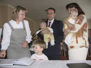 Manželé Vymazalovi přišli na vítání občánků v Lubině s dvojčaty Petrou a Janou, která doprovázela jejich starší sestřička Alenka.<br/>
FOTO: ILONA HOFFMANNOVÁ