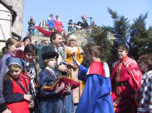 Turistická sezona ve Štramberku oficiálně začala. Otvírání Trúby letos provázely také melodie z muzikálu Noc na Karlštejně.<br/>
FOTO: DANA HOĎÁKOVÁ