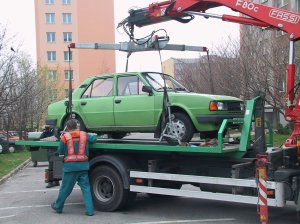 Také letos už bylo z ulic města odtaženo několik vozů, které bránily jarnímu čištění silnic a parkovišť ve městě.<br/>
FOTO: DANA HOĎÁKOVÁ