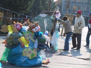 Ekovýstavě dětí z mateřských škol v centru Kopřivnice vévodila Zeměkoule z odpadového materiálu.<br/>
FOTO: DAVID MACHÁČEK