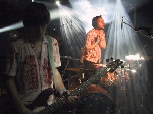 Bubeník a zpěvák Milan Cais a baskytarista Mardoša tvoří ústřední dvojici Tata Bojs. Na koncertě v kopřivnické Noře kapela poprvé místním představila i Nanoalbum.<br/>
FOTO: DAVID MACHÁČEK