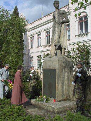 Šedesáté výročí osvobození od fašizmu si připomněli lidé i v Kopřivnici. Státní svátek se slavil u pomníku padlých, na vernisáži výstavy a také koncertem.<br/>
FOTO: DAVID MACHÁČEK