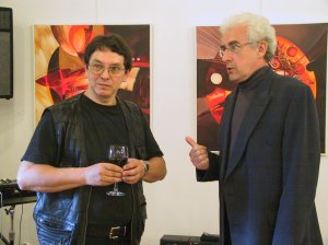 Zdeněk Babinec (vlevo) se na vernisáži výstavy své kolekce Metallica tvářil spokojeně. Obrazy budou na Fojtství k vidění do 26. června.<br/>
FOTO: DAVID MACHÁČEK