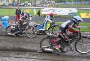 Mezinárodní plochodrážní závod se jel v Kopřivnici na hluboké rozbahněné dráze. Zklamáním pro pořadatele byla slabá divácká návštěva.<br/>
FOTO: LUBOSLAV KAPSA