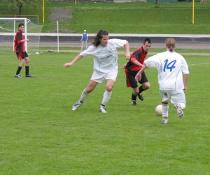 Tři vítězství v řadě zaznamenali kopřivničtí fotbalisté (ve světlých dresech) v okresním přeboru. Do souboje o míč vbíhá v duelu s Rybí Petr Ferst a David Mikolanda (č. 14).<br/>
FOTO: LUBOSLAV KAPSA