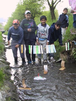 Už ve vyčištěném korytu Kopřivničky proběhly závody vlastnoručně vyrobených lodiček. Ekologicky zaměřená akce ke Dni Země měla letos posunutý termín.<br/>
FOTO: DAVID MACHÁČEK