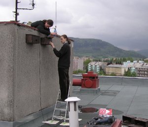 Opravy domů likvidují hnízdiště rorýsů, ekologové jim proto na paneláky instalují budky.<br/> FOTO: ARCHIV OBČANSKÉHO SDRUŽENÍ HÁJENKA