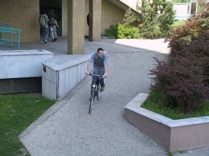 Na opravu nájezdu ke kulturnímu domu nejsou v rozpočtu peníze. Lidé na vozících nebo s kočárky se tak budou muset nadále potýkat s rozbitým povrchem.<br/>
FOTO: DAVID MACHÁČEK
