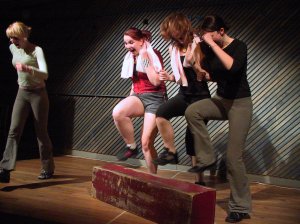 Soubor Vendelín z místního Údivadla svým výkonem ve hře Nemůže muže pobavil publikum přehlídky studentských divadel v kulturním domě.<br/>
FOTO: DAVID MACHÁČEK