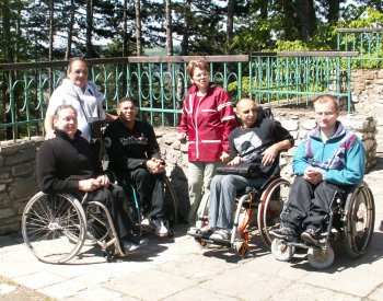 Dvojice francouzských vozíčkářů si v doprovodu kopřivnických kolegů prohlédla i sousední Štramberk. <br/>
FOTO: ILONA HOFFMANNOVÁ