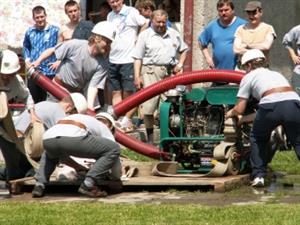Dobrovolní hasiči v sobotu v Mniší soupeřili o Pohár Rady města. Jedním z týmů byli i dobrovolníci z Lubiny II.<br/> 
FOTO: DANA HOĎÁKOVÁ
