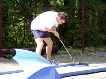 Ivan Macho se soustředí na jeden z mnoha svých mistrovských úderů v turnaji Moravia Tour, ve kterém překonal dva světové rekordy.<br/>
FOTO: JIŘÍ PROKEŠ