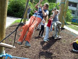 Nově otevřené lanové centrum na zahradě DDM v Kopřivnici se okamžitě po otevření stalo vyhledávanou atrakcí.<br/>
FOTO: DAVID MACHÁČEK
