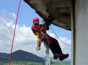 Netradiční pohledy na Kopřivnici se nabízely záchranářům cvičícím na tatrováckém komínu. Zatímco první den figurantům pomáhal vrtulník, druhý už jen lana.<br/>
FOTO: STANISLAV KOSTKA (HZS)