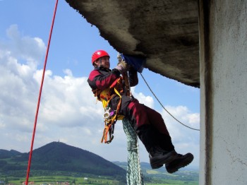 Netradiční pohledy na Kopřivnici se nabízely záchranářům cvičícím na tatrováckém komínu. Zatímco první den figurantům pomáhal vrtulník, druhý už jen lana.<br/>
FOTO: STANISLAV KOSTKA (HZS)