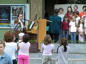 Koncertování Jaroslava Uhlíře se sborem zhruba sedmdesáti místních školáků patřilo k tahákům  letošních oslav Mezinárodního dne dětí.<br/>
FOTO: DAVID MACHÁČEK