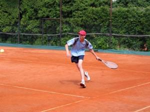 Dorostenecké družstvo tenistů na jaře v oblastním přeboru ještě neprohrálo. Dva vítězné zápasy odehrál proti Zašové i André Herodes.<br/>
FOTO: LUBOSLAV KAPSA