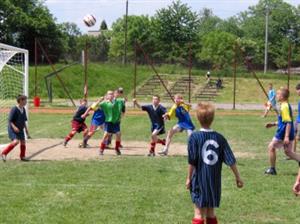 Fotbalový turnaj šesťáků uspořádala na svém hřišti ve spolupráci s FC Kopřivnice ZŠ 17. listopadu. Hráči hráli s velkou chutí a před brankami nebyla nouze o takovéto zajímavé situace.<br/>
FOTO: LUBOSLAV KAPSA