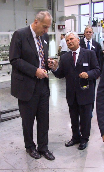 Hostem slavnostního otevření výrobního podniku Brose v průmyslové zóně u Kopřivnice byl také hejtman Moravskoslezského kraje Evžen Tošenovský.<br/>
FOTO: DAVID MACHÁČEK