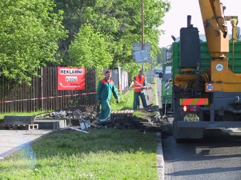 Úpravy přechodu přes frekventovanou silnici u házenkářského hřiště představují až nečekaně rozsáhlý stavební ruch.<br/>
FOTO: DANA HOĎÁKOVÁ