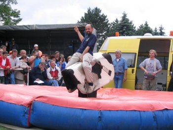 Fenomenální jízdu na umělém býkovi v Suchdole nad Odrou předvedl v sobotu petřvaldský Bob Polášek, který se v sedle udržel rekordních osmnáct vteřin.<br/> 
FOTO: MARTIN MYŠKA