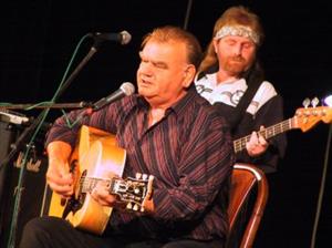 František Nedvěd a jeho kapela Druhé podání koncertovala minulý týden v kulturním domě. Muzikou ze svých sólových desek bavil zpěvák publikum dvě hodiny.<br/>
FOTO: DAVID MACHÁČEK