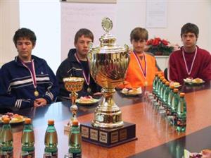 Zástupce žákovského týmu ZŠ E. Zátopka, kteří vyhráli v Praze Novinářský kalamář, přijal minulý týden na radnici starosta Jiří Tichánek.<br/>
FOTO: DAVID MACHÁČEK