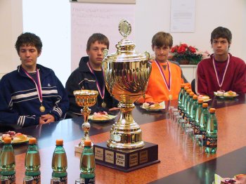 Zástupce žákovského týmu ZŠ E. Zátopka, kteří vyhráli v Praze Novinářský kalamář, přijal minulý týden na radnici starosta Jiří Tichánek.<br/>
FOTO: DAVID MACHÁČEK